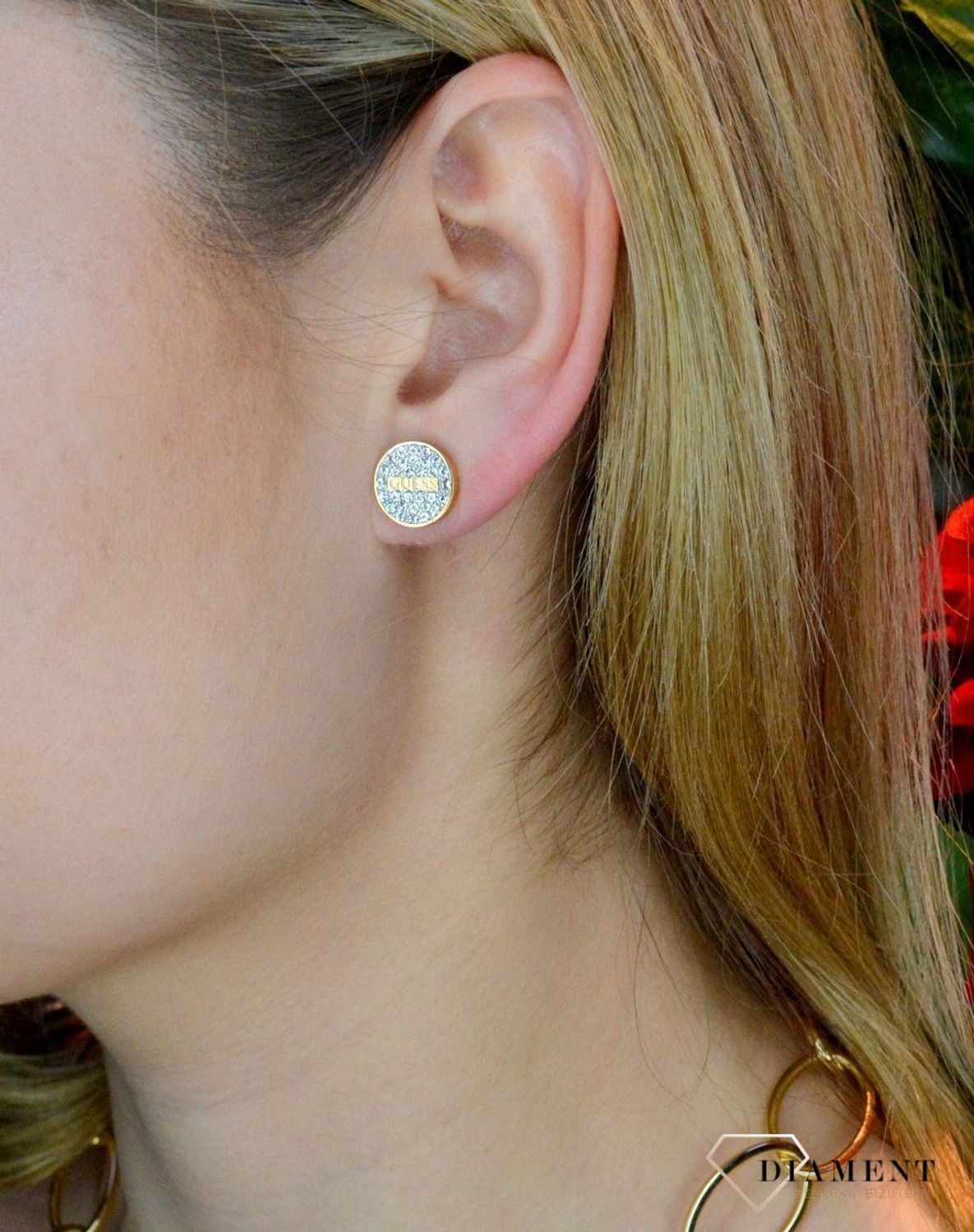 Złote kolczyki damskie GUESS przy uchu z cyrkoniami JUBE02155JWYGTU. Kolczyki GUESS stalowe z napisem Guess i cyrkoniami w okrągłym kształcie. Stalowe kolczyki  wykonane z najwyższej jakości stali w kolorze złota ozdobione kryształkami. Średn.jpg