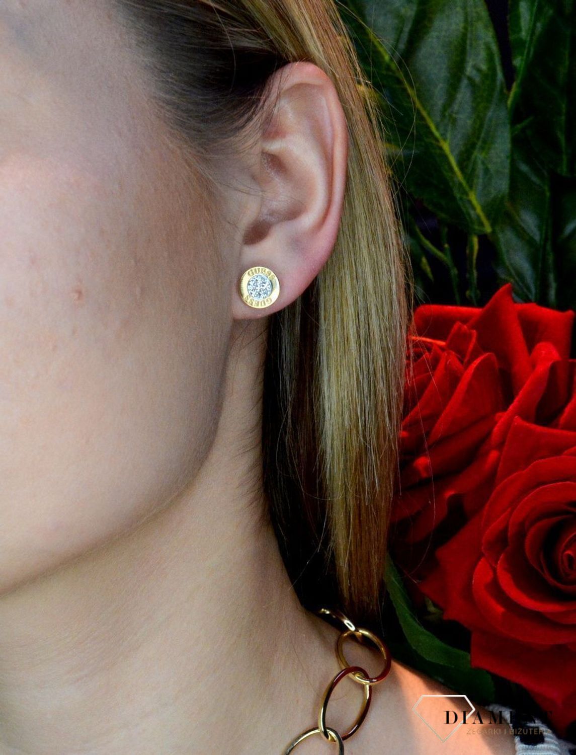 Złote kolczyki damskie GUESS przy uchu z cyrkoniami JUBE02158JWYGTU.jpg