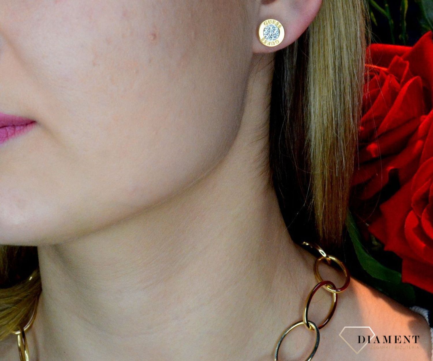 Złote kolczyki damskie GUESS przy uchu z cyrkoniami JUBE02158JWYGTU.jpg
