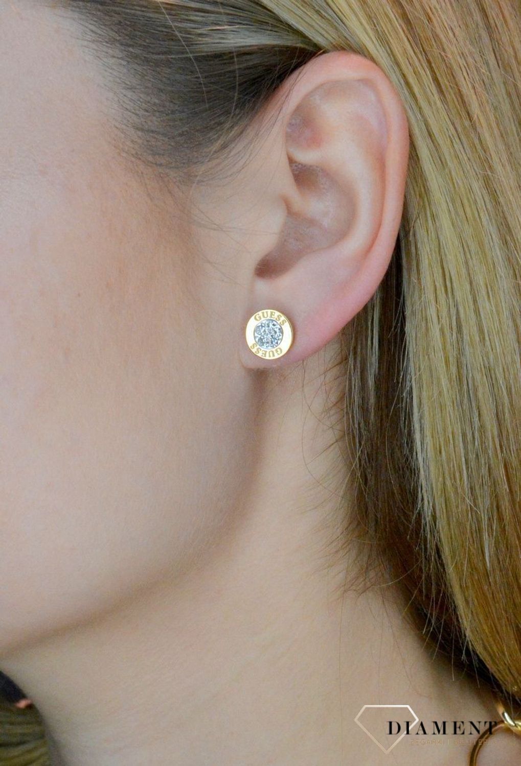 Złote kolczyki damskie GUESS przy uchu z cyrkoniami JUBE02158JWYGTU.jpg