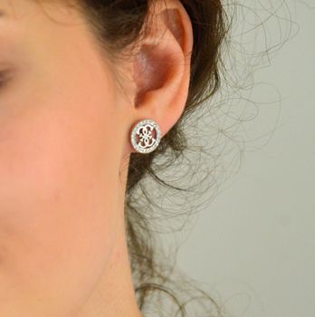 Kolczyki Guess Studs Party JUBE02161JWRHTU – minimalistyczne kolczyki z logo 4G i kryształkami. Styl, jakość i subtelny blask w jednym modelu (1).JPG
