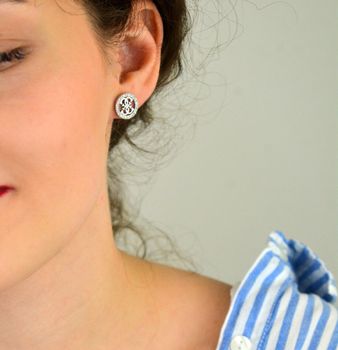 Kolczyki Guess Studs Party JUBE02161JWRHTU – minimalistyczne kolczyki z logo 4G i kryształkami. Styl, jakość i subtelny blask w jednym modelu (2).JPG