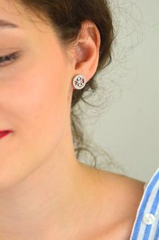 Kolczyki Guess Studs Party JUBE02161JWRHTU – minimalistyczne kolczyki z logo 4G i kryształkami. Styl, jakość i subtelny blask w jednym modelu (3).JPG