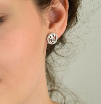 Kolczyki Guess Studs Party JUBE02161JWRHTU – minimalistyczne kolczyki z logo 4G i kryształkami. Styl, jakość i subtelny blask w jednym modelu (4).JPG