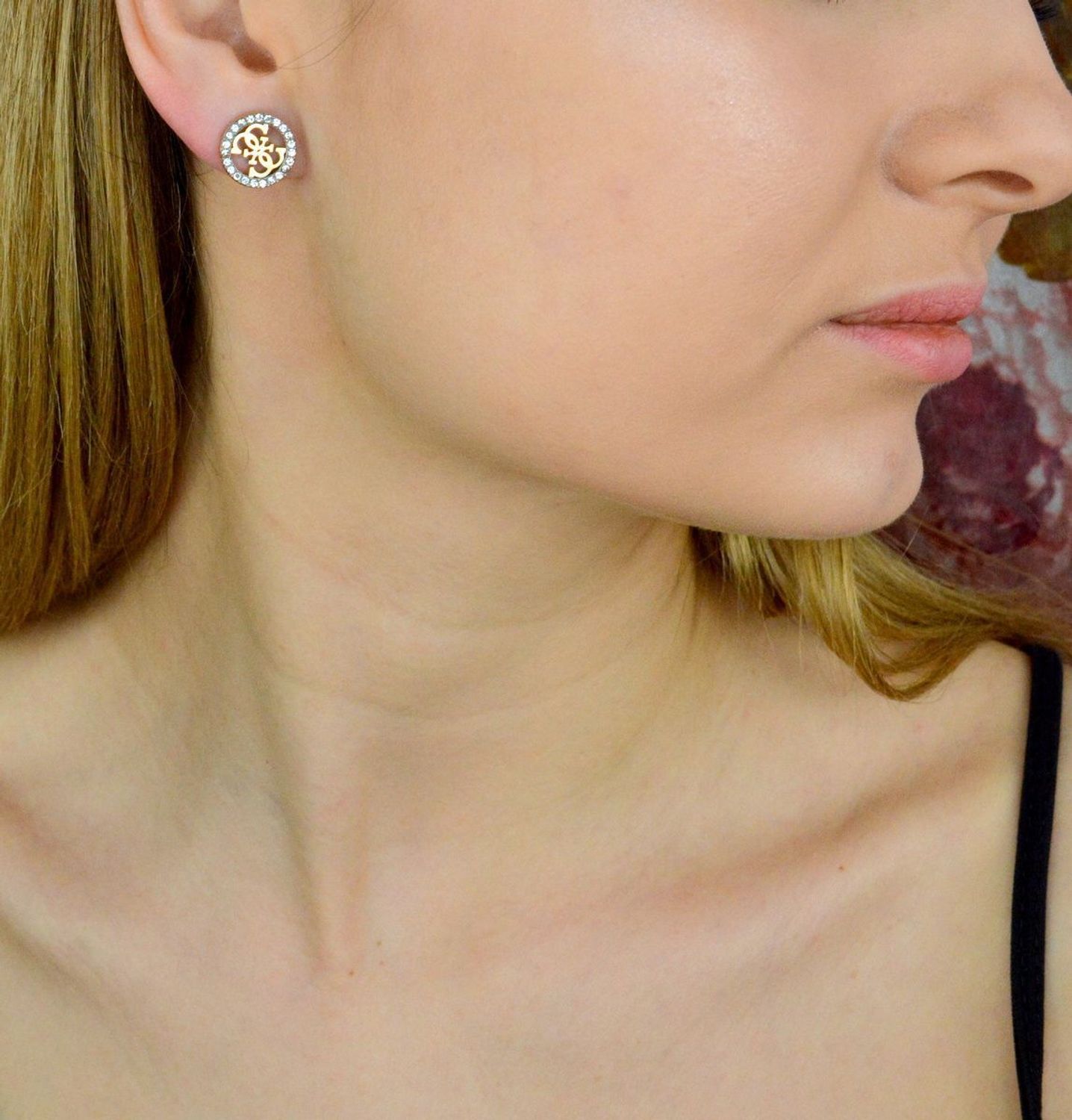 Kolczyki Guess Studs Party wkrętki JUBE02161JWRHTU.  Kolczyki Guess Studs Party z literkami G JUBE02161JWYGT-u i cyrkoniami w okrągłym kształcie. Stalowe kolczyki  wykonane z najwyższej jakości stali w kolorze złota ozdobione kryształkami.jpg