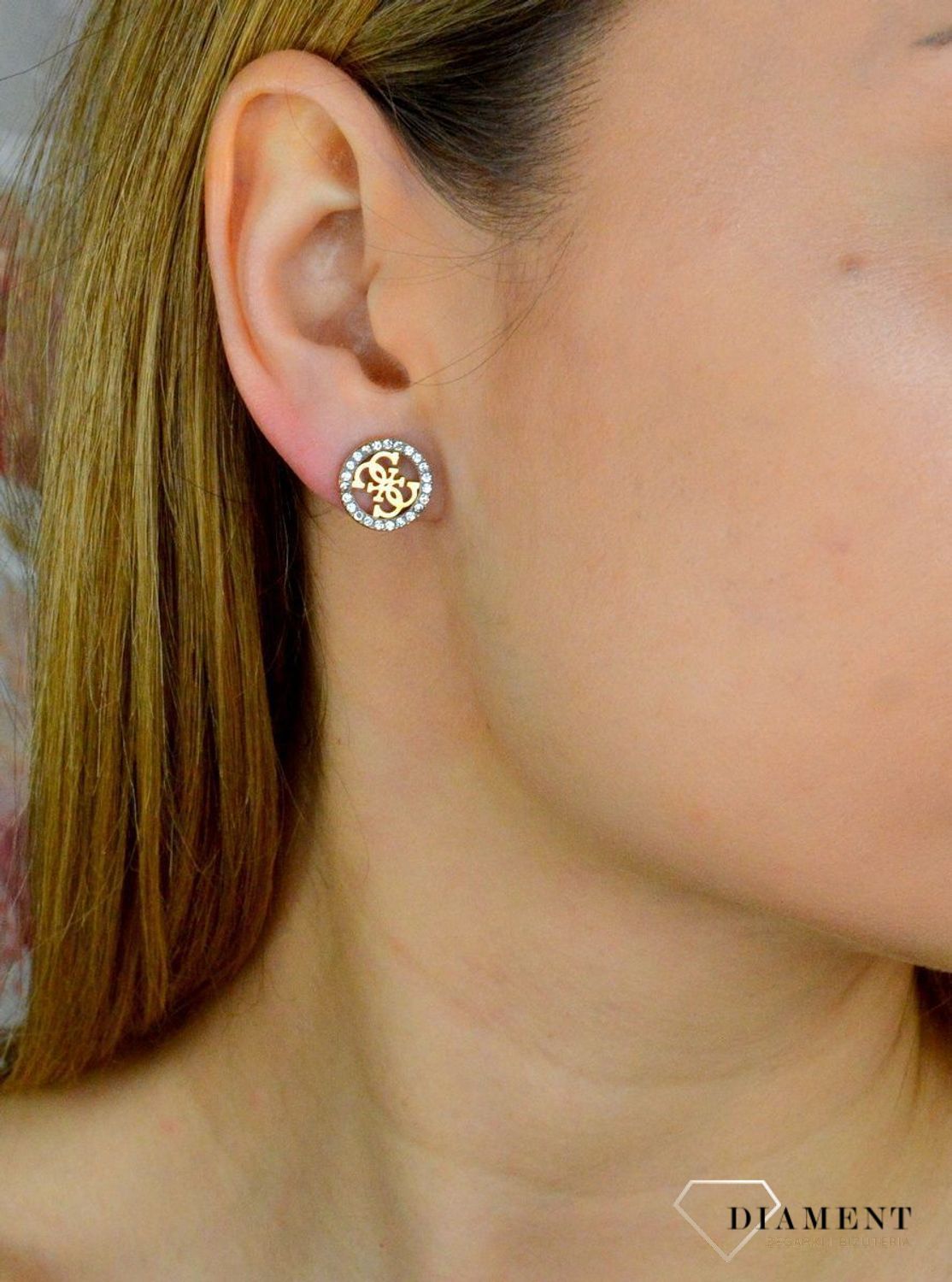 Kolczyki Guess Studs Party wkrętki JUBE02161JWRHTU.  Kolczyki Guess Studs Party z literkami G JUBE02161JWYGT-u i cyrkoniami w okrągłym kształcie. Stalowe kolczyki  wykonane z najwyższej jakości stali w kolorze złota ozdobione kryształkami.jpg