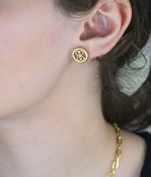 Złote kolczyki Guess koła ze stali nierdzewnej z logo marki. Kolczyki damskie o średnicy 1,2 cm z wygodnym zapięciem na sztyft. Stylowa i trwała biżuteria. Model JUBE02162JWYGT-U (1).JPG