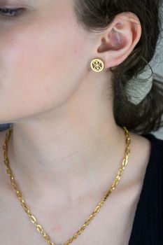 Złote kolczyki Guess koła ze stali nierdzewnej z logo marki. Kolczyki damskie o średnicy 1,2 cm z wygodnym zapięciem na sztyft. Stylowa i trwała biżuteria. Model JUBE02162JWYGT-U (2).JPG