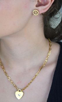 Złote kolczyki Guess koła ze stali nierdzewnej z logo marki. Kolczyki damskie o średnicy 1,2 cm z wygodnym zapięciem na sztyft. Stylowa i trwała biżuteria. Model JUBE02162JWYGT-U (3).JPG
