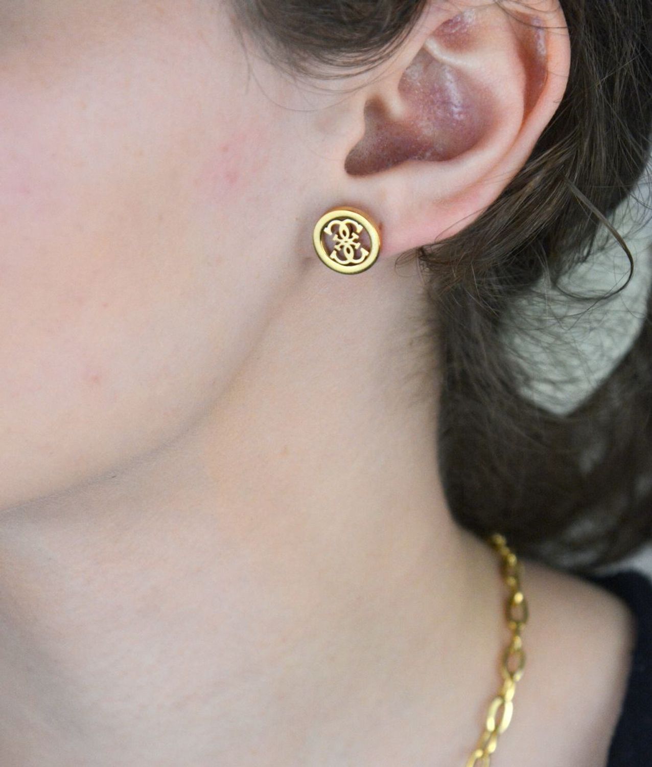 Złote kolczyki Guess koła damskie ze stali nierdzewnej z logo marki  Modna biżuteria.jpg