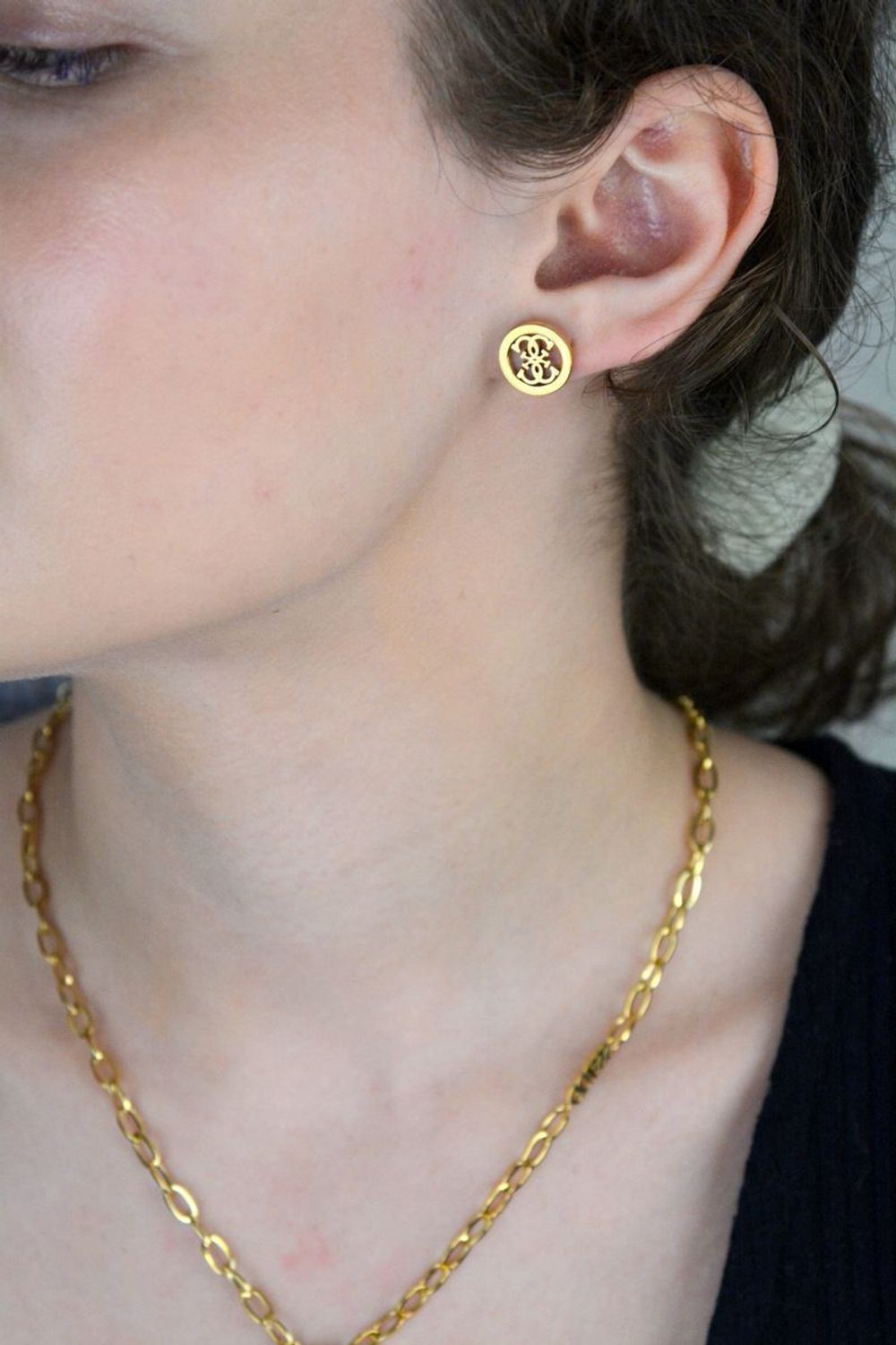 Złote kolczyki Guess koła damskie ze stali nierdzewnej z logo marki  Modna biżuteria.jpg