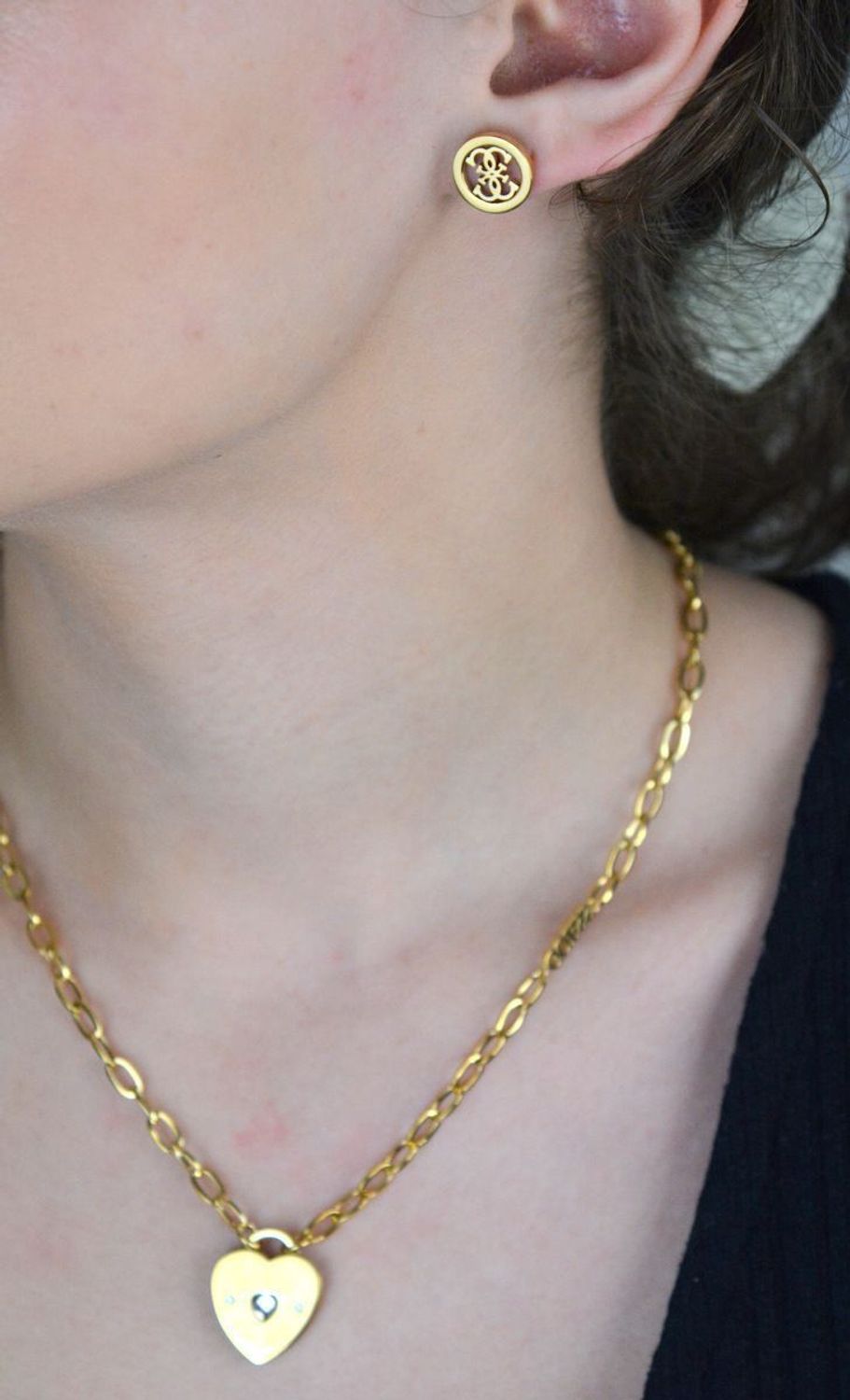 Złote kolczyki Guess koła damskie ze stali nierdzewnej z logo marki  Modna biżuteria.jpg