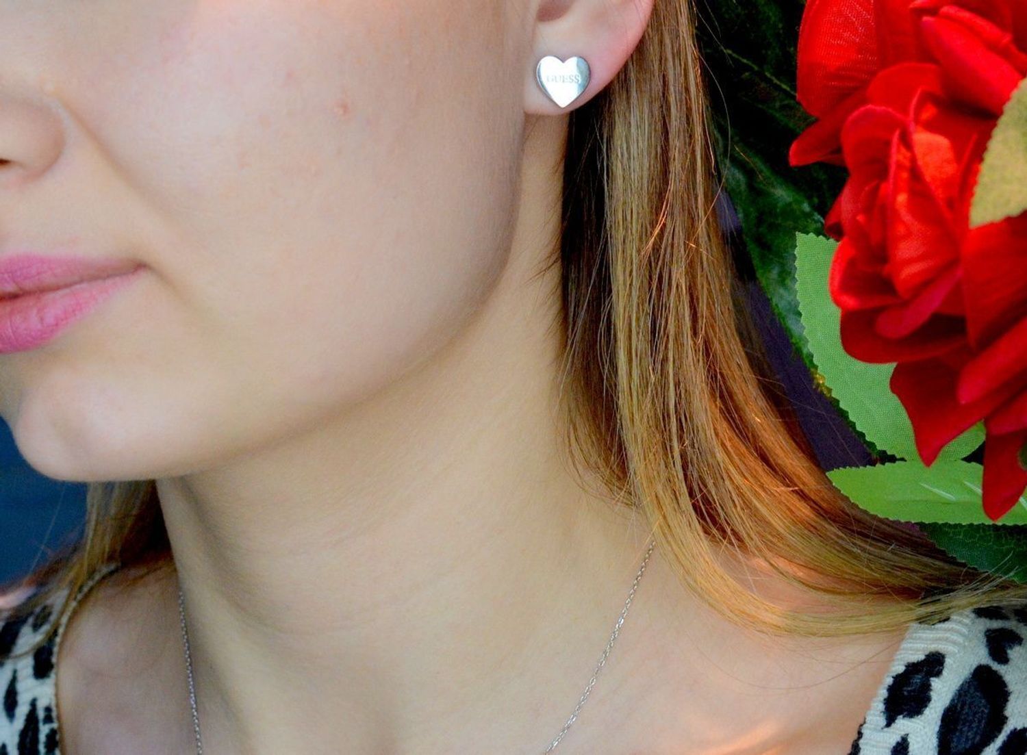 Kolczyki damskie GUESS serca z napisem Guess JUBE02171JWRHT. Kolczyki GUESS stalowe z napisem Guess w kształcie subtelnych serduszek. Stalowe kolczyki  wykonane z najwyższej jakości stali w kolorze srebra ozdobione napisem Guess. Kolczyki o g.jpg