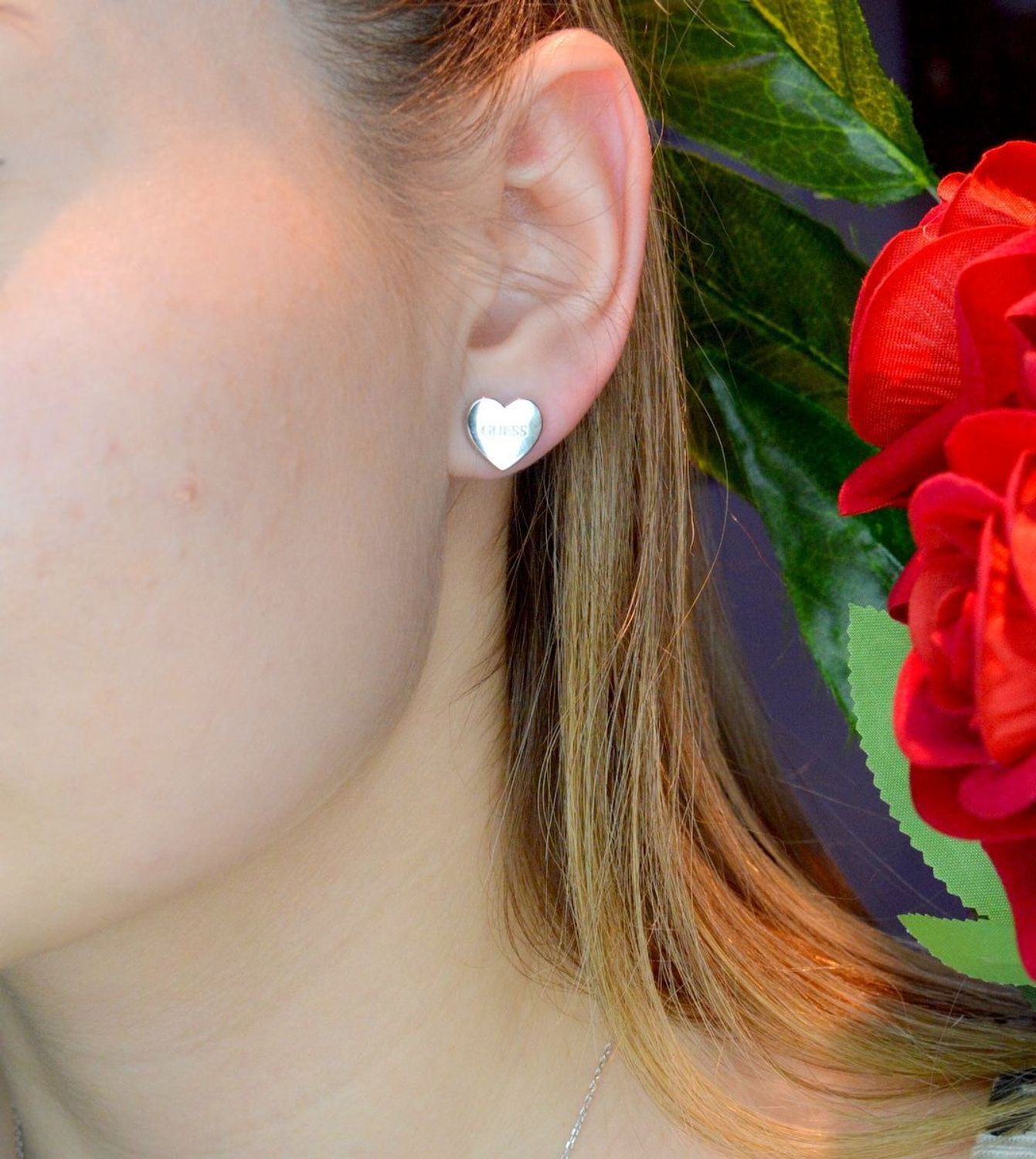Kolczyki damskie GUESS serca z napisem Guess JUBE02171JWRHT. Kolczyki GUESS stalowe z napisem Guess w kształcie subtelnych serduszek. Stalowe kolczyki  wykonane z najwyższej jakości stali w kolorze srebra ozdobione napisem Guess. Kolczyki o g.jpg