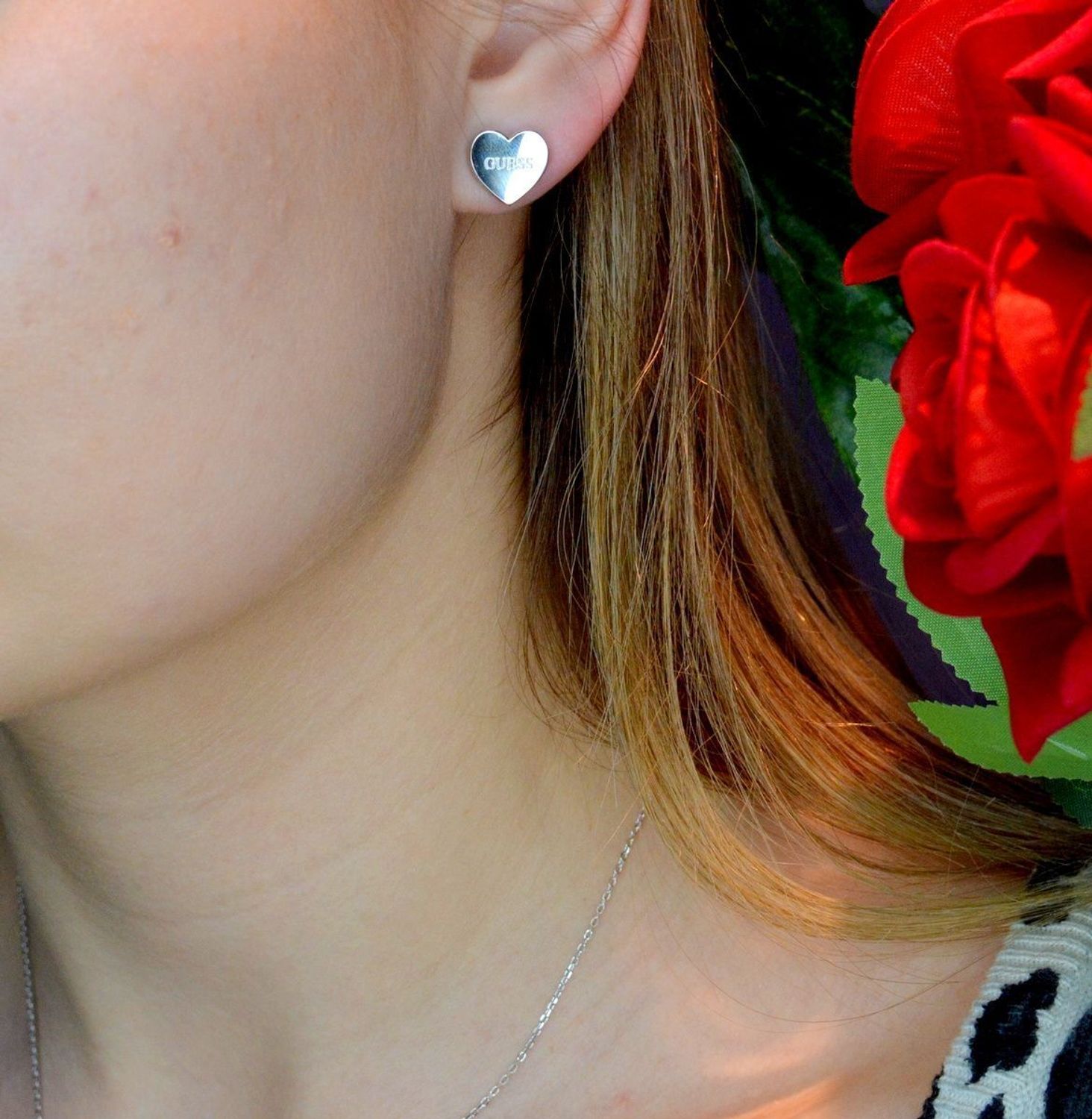 Kolczyki damskie GUESS serca z napisem Guess JUBE02171JWRHT. Kolczyki GUESS stalowe z napisem Guess w kształcie subtelnych serduszek. Stalowe kolczyki  wykonane z najwyższej jakości stali w kolorze srebra ozdobione napisem Guess. Kolczyki o g.jpg