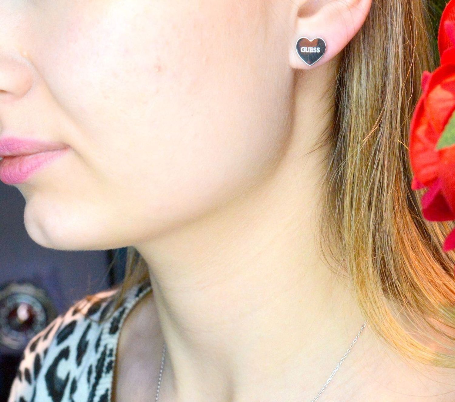 Kolczyki damskie GUESS serca z napisem Guess JUBE02171JWRHT. Kolczyki GUESS stalowe z napisem Guess w kształcie subtelnych serduszek. Stalowe kolczyki  wykonane z najwyższej jakości stali w kolorze srebra ozdobione napisem Guess. Kolczyki o g.jpg