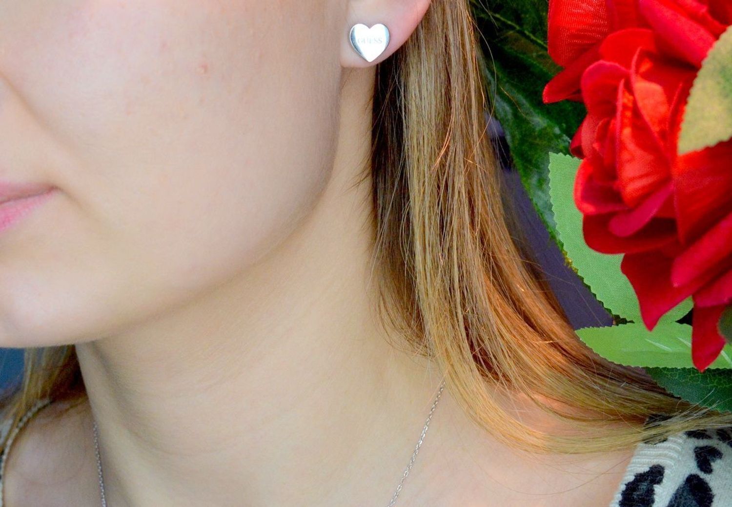 Kolczyki damskie GUESS serca z napisem Guess JUBE02171JWRHT. Kolczyki GUESS stalowe z napisem Guess w kształcie subtelnych serduszek. Stalowe kolczyki  wykonane z najwyższej jakości stali w kolorze srebra ozdobione napisem Guess. Kolczyki o g.jpg