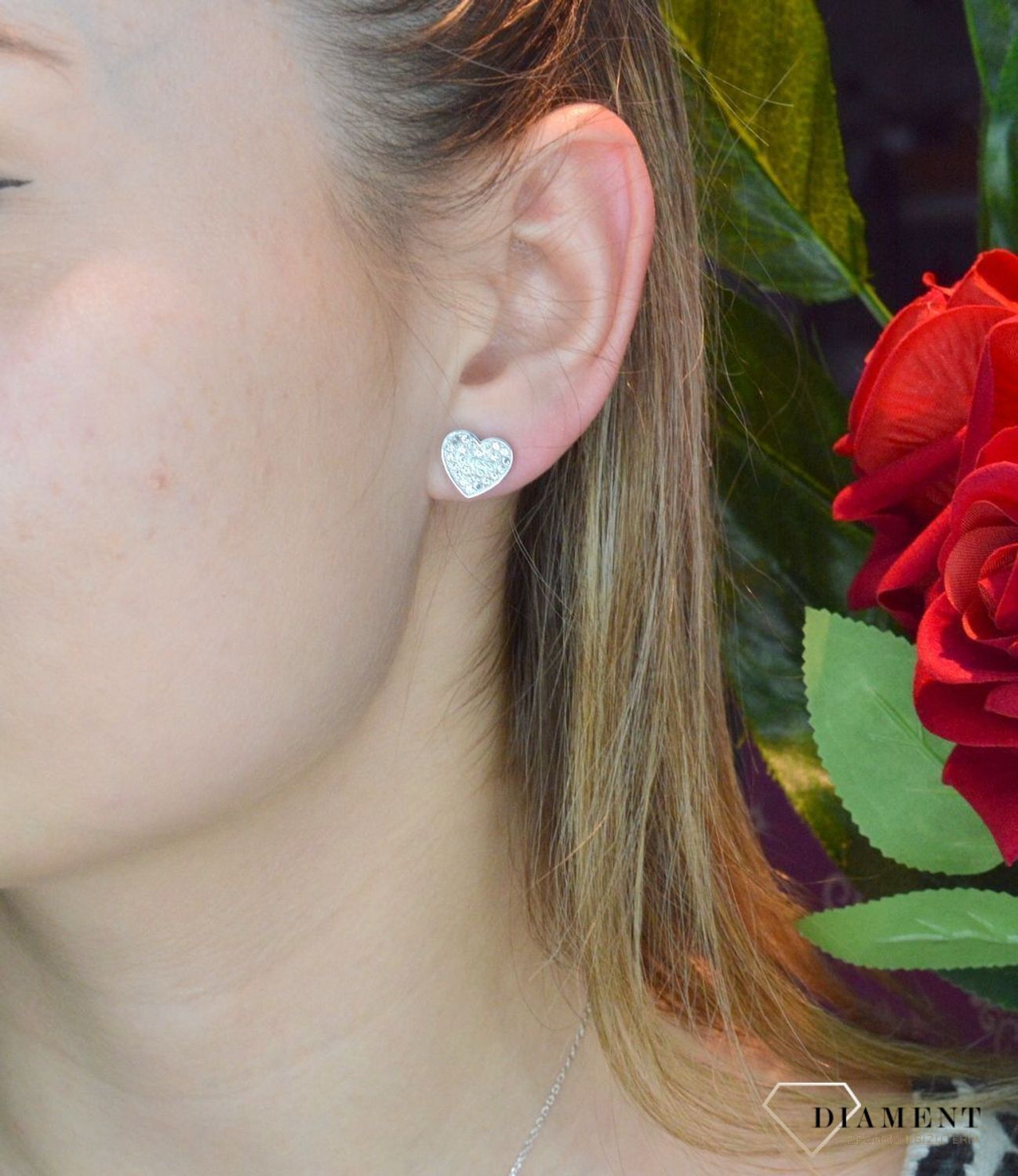 Kolczyki damskie GUESS stalowe serca z cyrkoniami JUBE02173JWRHT.  Kolczyki GUESS stalowe z napisem Guess i cyrkoniami w kształcie subtelnych serduszek. Stalowe kolczyki  wykonane z najwyższej jakości stali w kolorze srebra ozdobione kryszta.webp