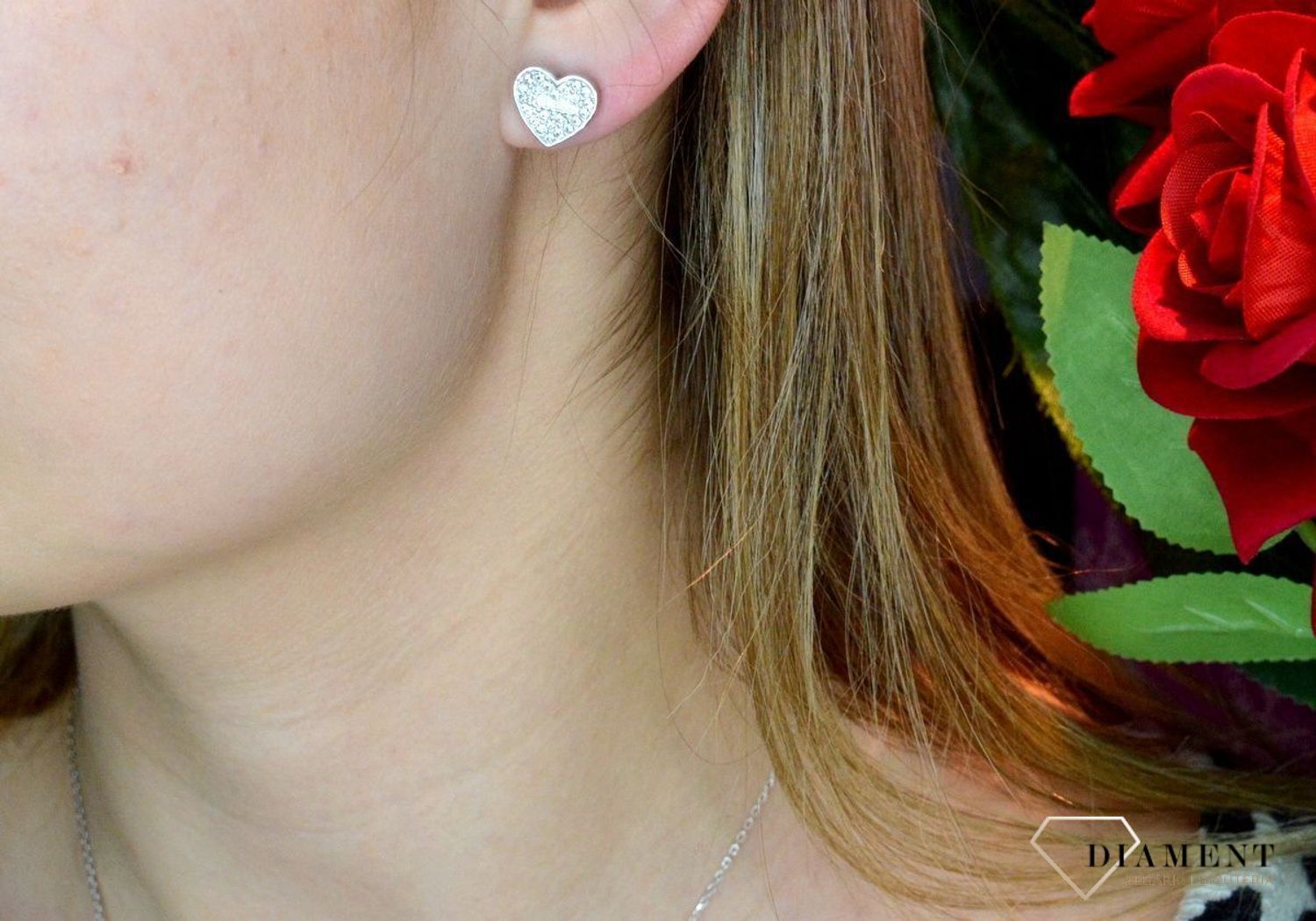 Kolczyki damskie GUESS stalowe serca z cyrkoniami JUBE02173JWRHT.  Kolczyki GUESS stalowe z napisem Guess i cyrkoniami w kształcie subtelnych serduszek. Stalowe kolczyki  wykonane z najwyższej jakości stali w kolorze srebra ozdobione kryszta.webp