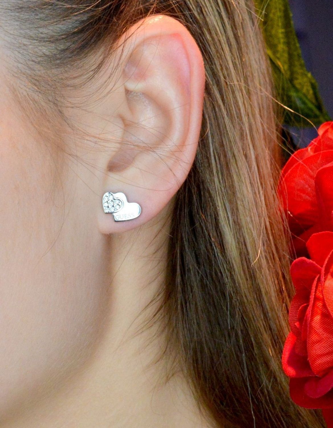 Kolczyki damskie GUESS stalowe serduszko z sercem JUBE02174JWRHT. Kolczyki GUESS stalowe z napisem Guess i cyrkoniami w kształcie subtelnych dwóch połączonych serduszek. Stalowe kolczyki  wykonane z najwyższej jakości stali w kolorze srebra o.jpg