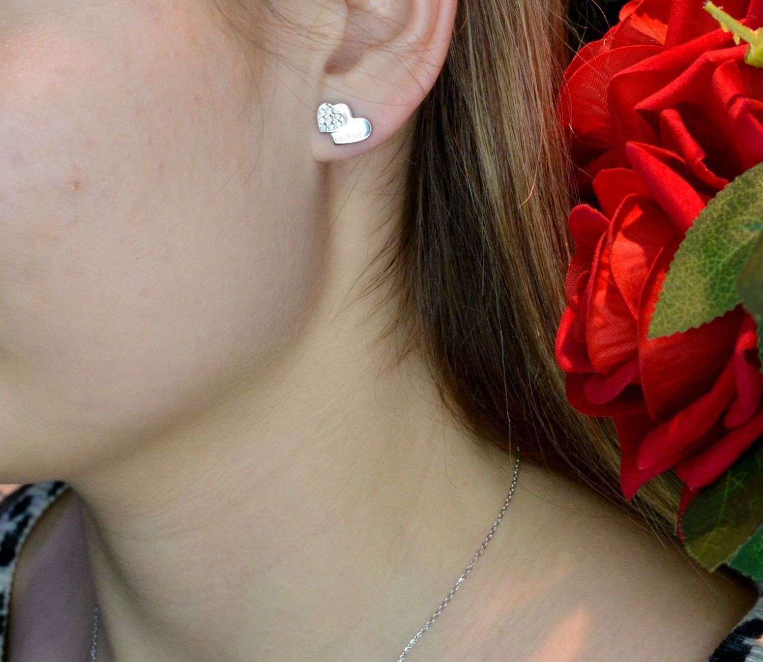 Kolczyki damskie GUESS stalowe serduszko z sercem JUBE02174JWRHT. Kolczyki GUESS stalowe z napisem Guess i cyrkoniami w kształcie subtelnych dwóch połączonych serduszek. Stalowe kolczyki  wykonane z najwyższej jakości stali w kolorze srebra o.jpg