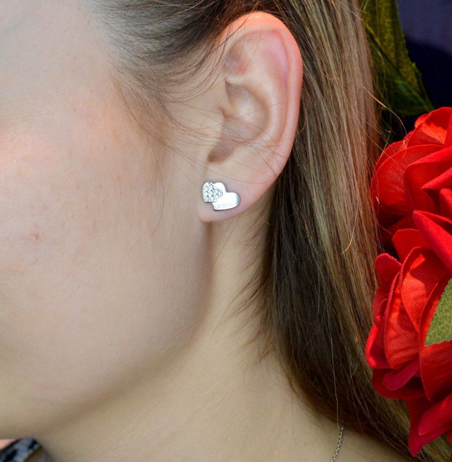 Kolczyki damskie GUESS stalowe serduszko z sercem JUBE02174JWRHT. Kolczyki GUESS stalowe z napisem Guess i cyrkoniami w kształcie subtelnych dwóch połączonych serduszek. Stalowe kolczyki  wykonane z najwyższej jakości stali w kolorze srebra o.jpg