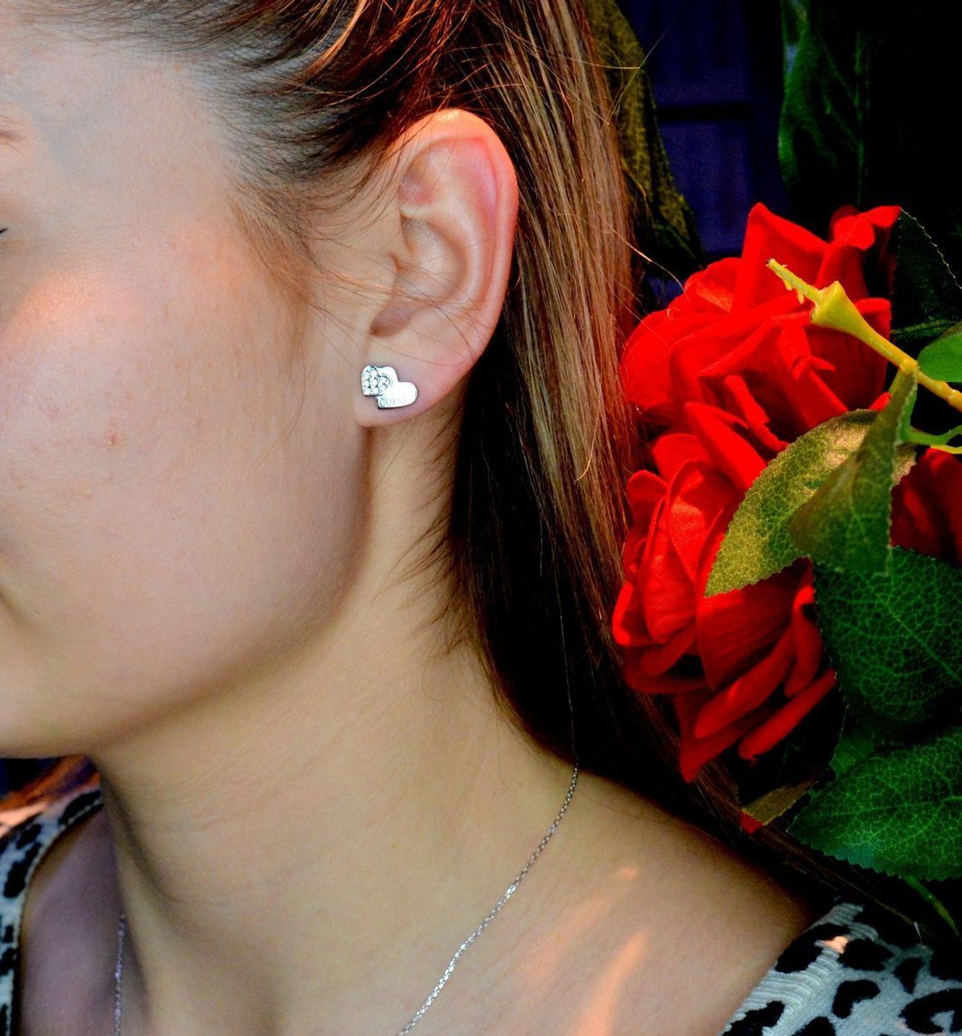 Kolczyki damskie GUESS stalowe serduszko z sercem JUBE02174JWRHT. Kolczyki GUESS stalowe z napisem Guess i cyrkoniami w kształcie subtelnych dwóch połączonych serduszek. Stalowe kolczyki  wykonane z najwyższej jakości stali w kolorze srebra o.jpg