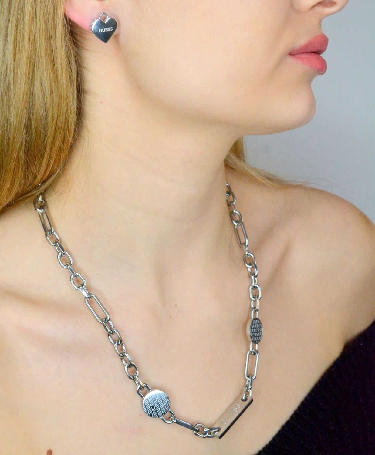 Kolczyki GUESS stalowe logo Guess serca  z cyrkoniami JUBE02231JWRHT-U.jpg