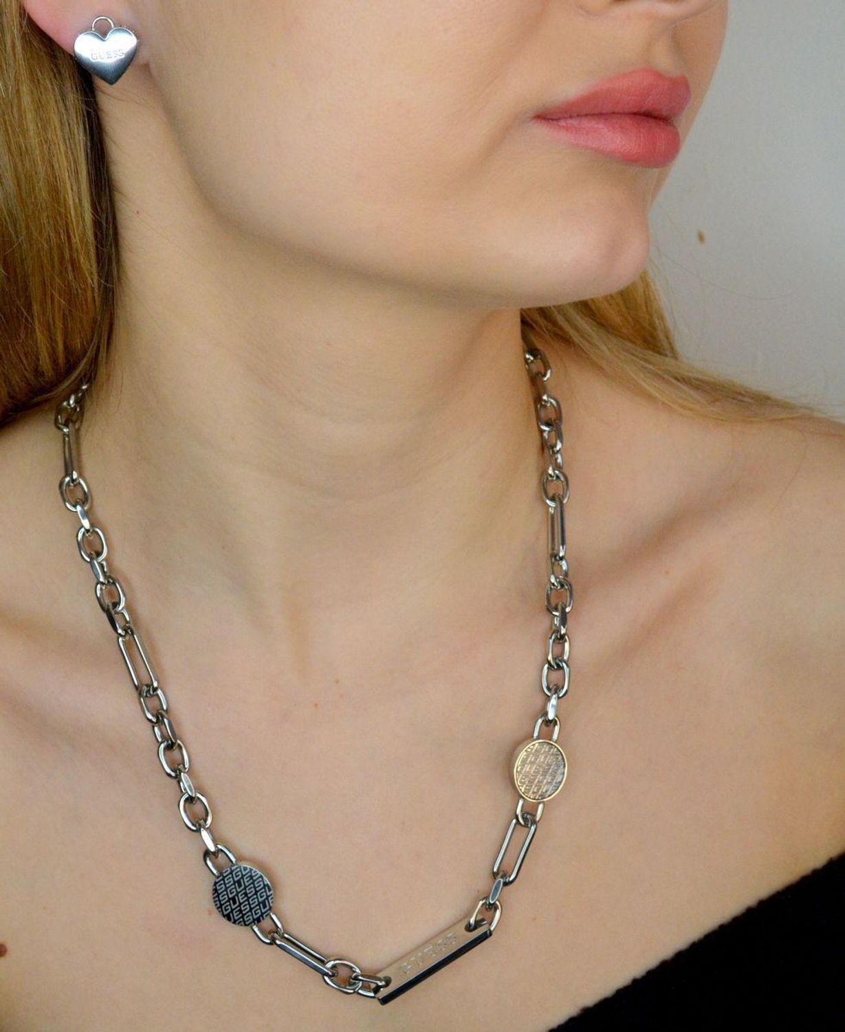 Kolczyki GUESS stalowe logo Guess serca  z cyrkoniami JUBE02231JWRHT-U.jpg