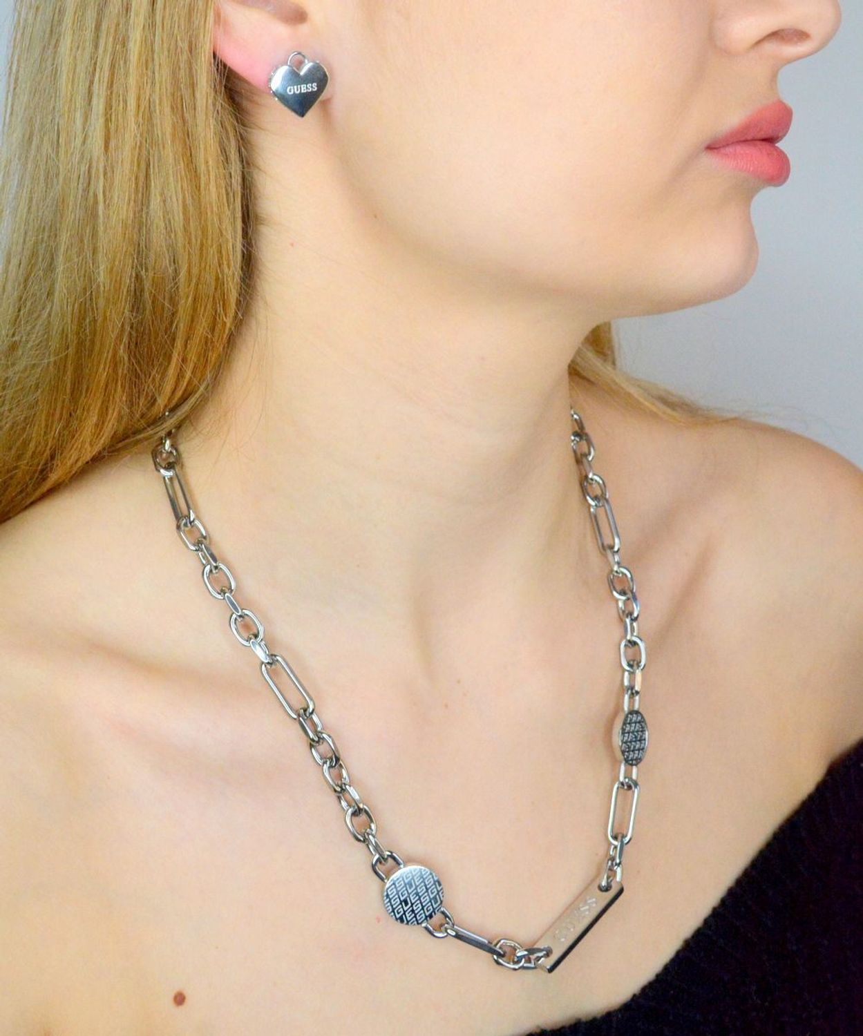 Kolczyki GUESS stalowe logo Guess serca  z cyrkoniami JUBE02231JWRHT-U.jpg