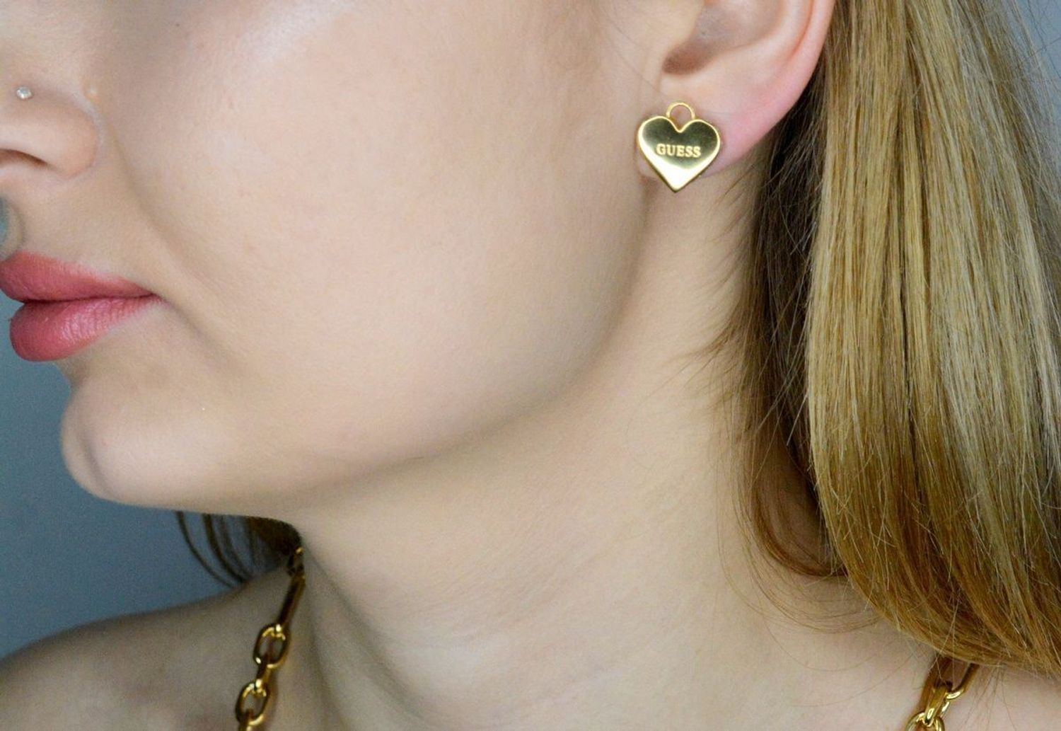 Kolczyki GUESS stalowe logo Guess serce z cyrkoniami JUBE02231JWYGT-U. Kolczyki damskie Guess. Kolczyki stalowe Guess. Kolczyki stalowe wkręcane Guess. Kolczyki damskie stalowe Guess na prezent..jpg
