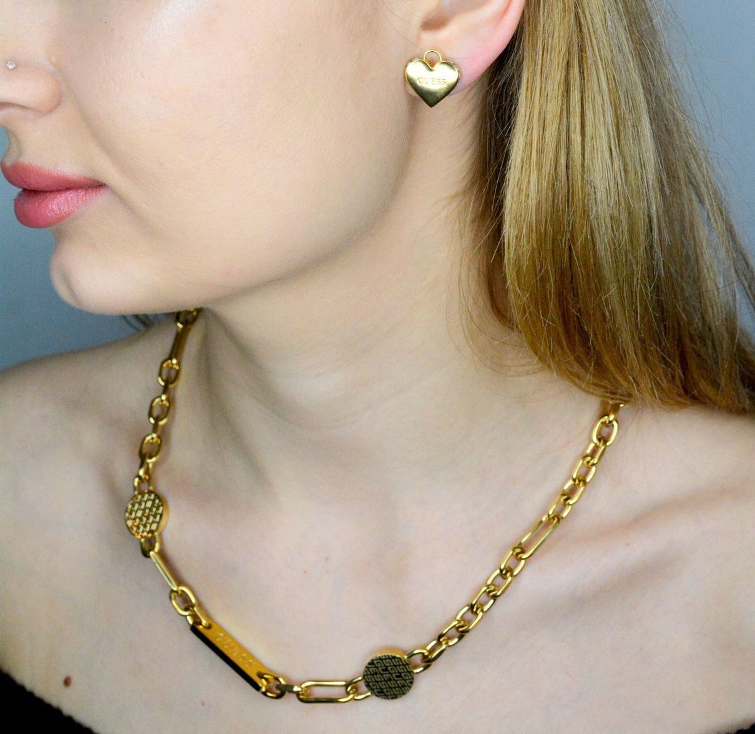 Kolczyki GUESS stalowe logo Guess serce z cyrkoniami JUBE02231JWYGT-U. Kolczyki damskie Guess. Kolczyki stalowe Guess. Kolczyki stalowe wkręcane Guess. Kolczyki damskie stalowe Guess na prezent..jpg