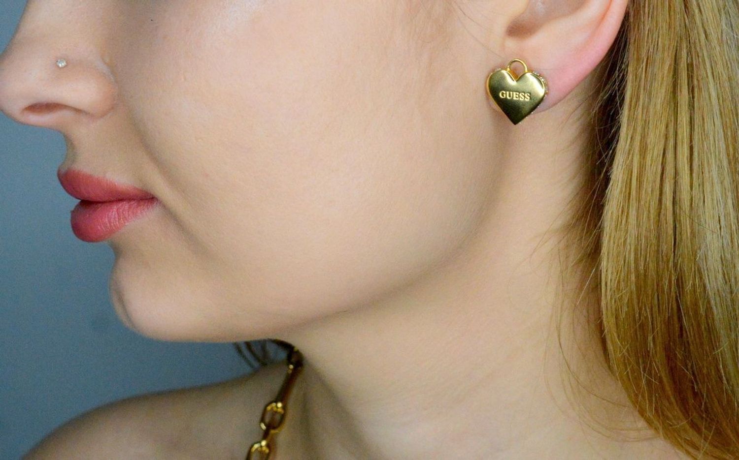Kolczyki GUESS stalowe logo Guess serce z cyrkoniami JUBE02231JWYGT-U. Kolczyki damskie Guess. Kolczyki stalowe Guess. Kolczyki stalowe wkręcane Guess. Kolczyki damskie stalowe Guess na prezent..jpg
