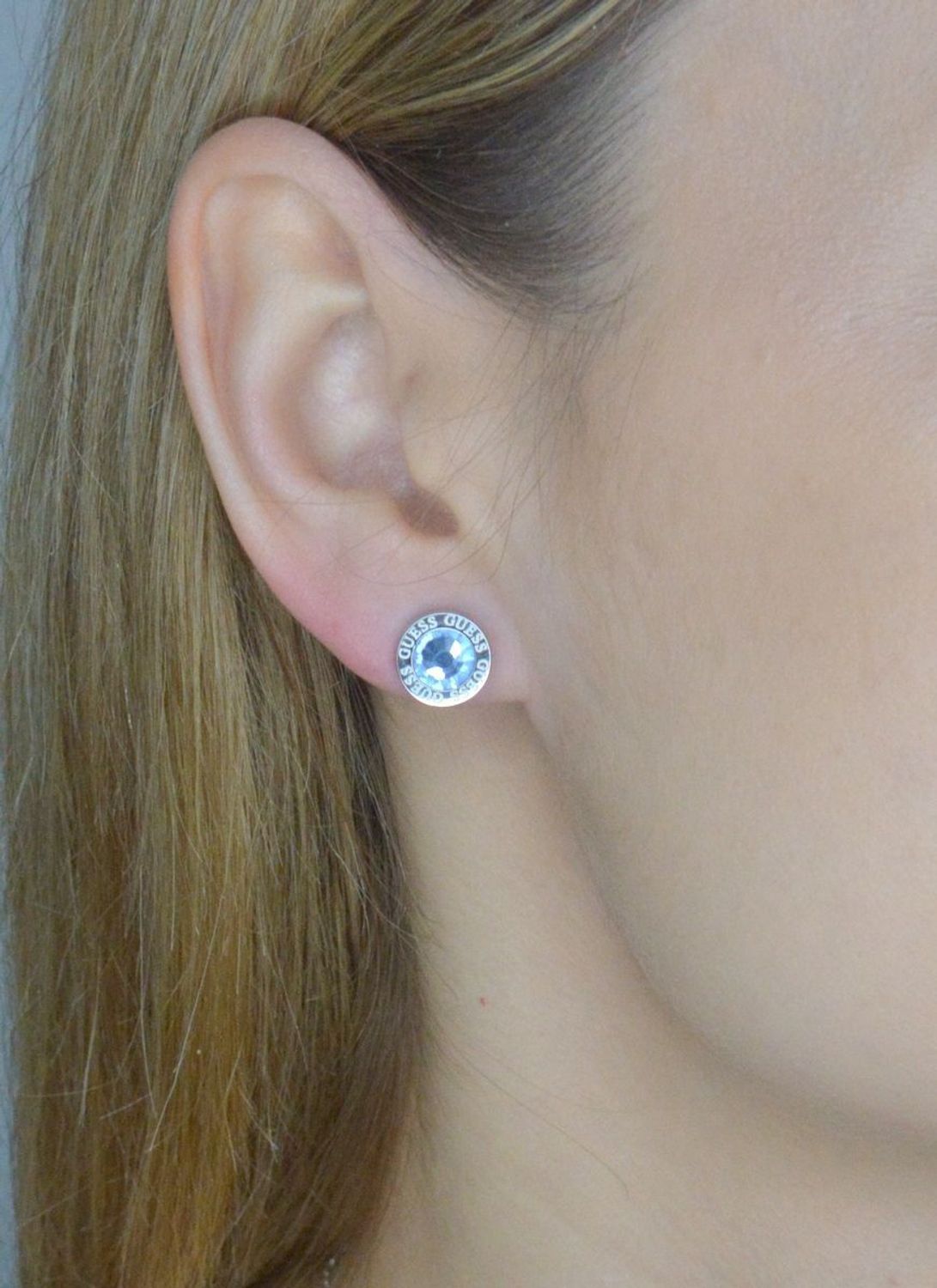 Kolczyki GUESS stalowe logo Guess okrągłe z błękitną cyrkonią JUBE02244JWRHAQT-U.jpg