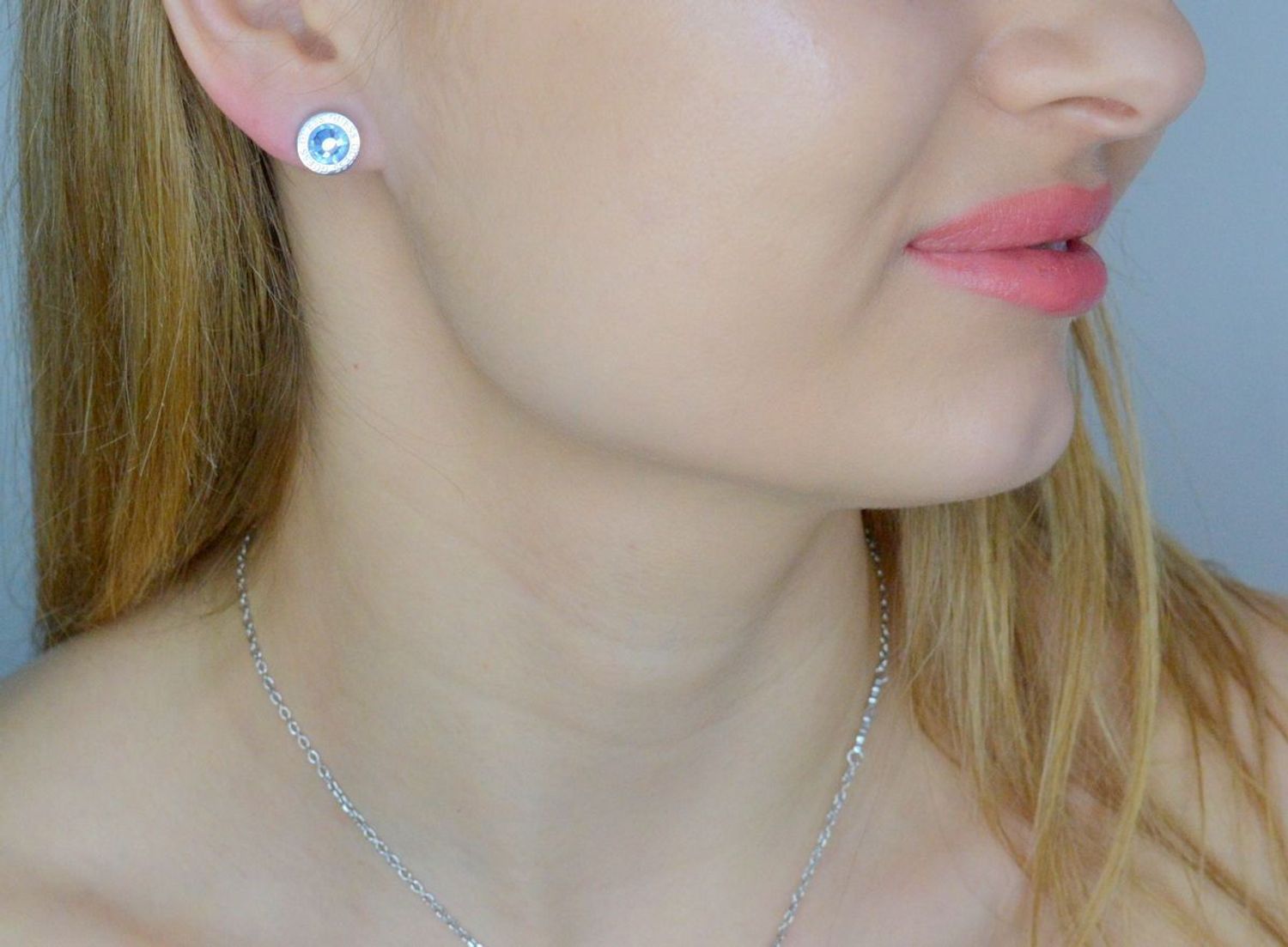 Kolczyki GUESS stalowe logo Guess okrągłe z błękitną cyrkonią JUBE02244JWRHAQT-U.jpg