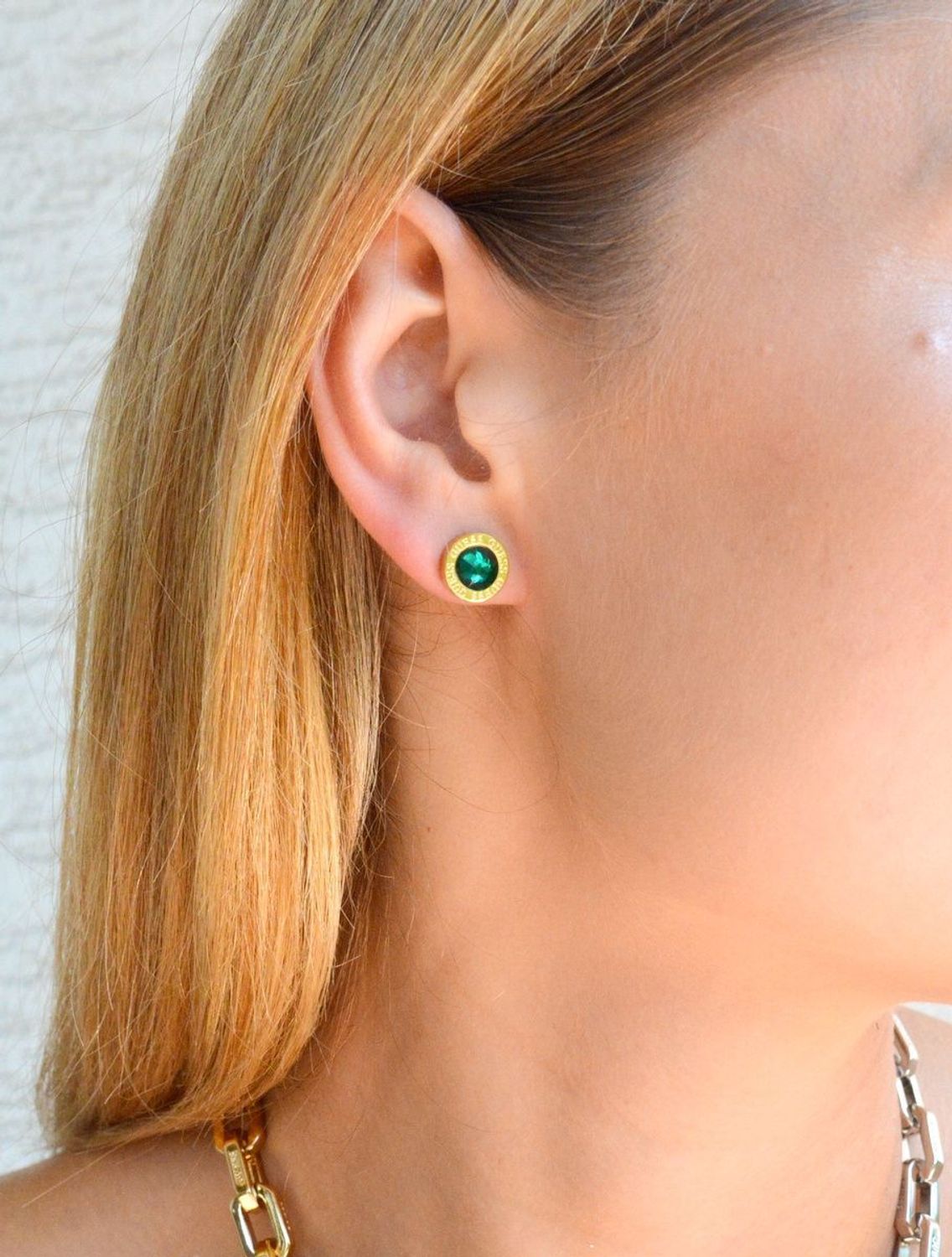 Kolczyki damskie GUESS wkrętki butelkowa zieleń JUBE02244JWYGEM. Markowe kolczyki ze stali Guess. Biżuteria oryginalna Guess. Kolczyki na lato. Modna biżuteria na lato. Kolczyki na prezent dla kobiety. .jpg