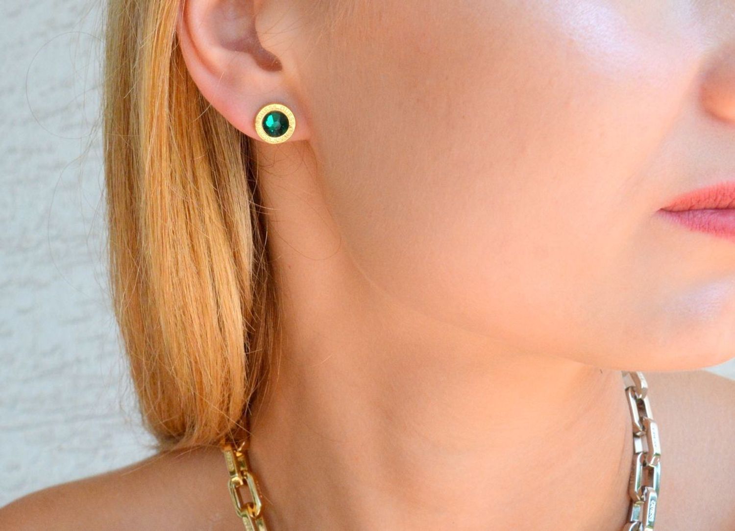 Kolczyki damskie GUESS wkrętki butelkowa zieleń JUBE02244JWYGEM. Markowe kolczyki ze stali Guess. Biżuteria oryginalna Guess. Kolczyki na lato. Modna biżuteria na lato. Kolczyki na prezent dla kobiety. .jpg