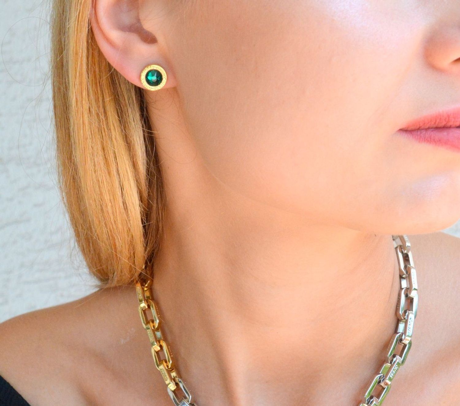 Kolczyki damskie GUESS wkrętki butelkowa zieleń JUBE02244JWYGEM. Markowe kolczyki ze stali Guess. Biżuteria oryginalna Guess. Kolczyki na lato. Modna biżuteria na lato. Kolczyki na prezent dla kobiety. .jpg