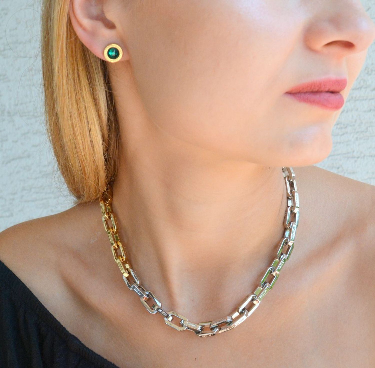 Kolczyki damskie GUESS wkrętki butelkowa zieleń JUBE02244JWYGEM. Markowe kolczyki ze stali Guess. Biżuteria oryginalna Guess. Kolczyki na lato. Modna biżuteria na lato. Kolczyki na prezent dla kobiety. .jpg