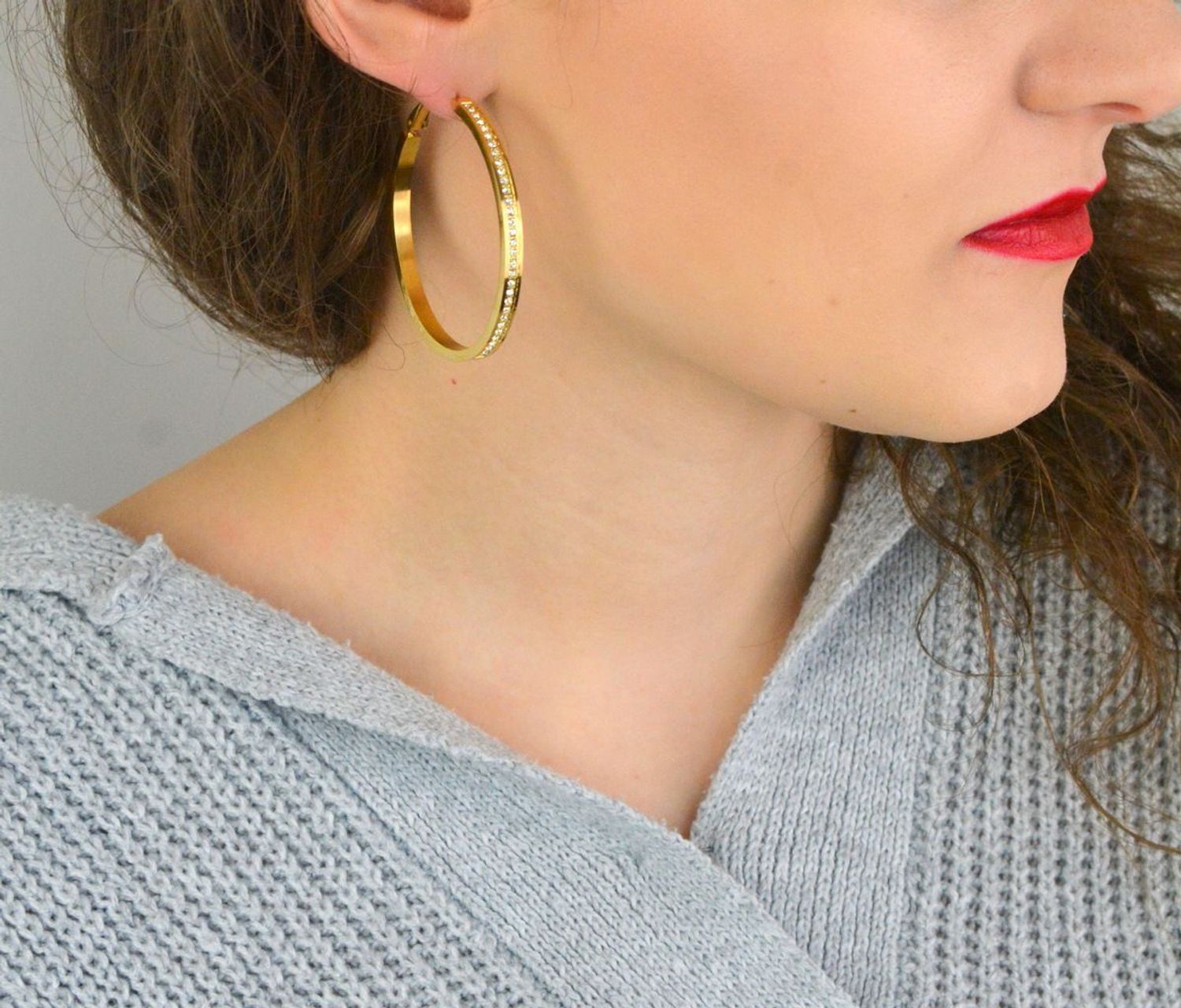 Kolczyki GUESS Color My Day JUBE02247JWYGTU – eleganckie złocone kolczyki koła z cyrkoniami. Wykonane ze stali szlachetnej, łączą modny design z trwałością i blaskiem. 1.jpg