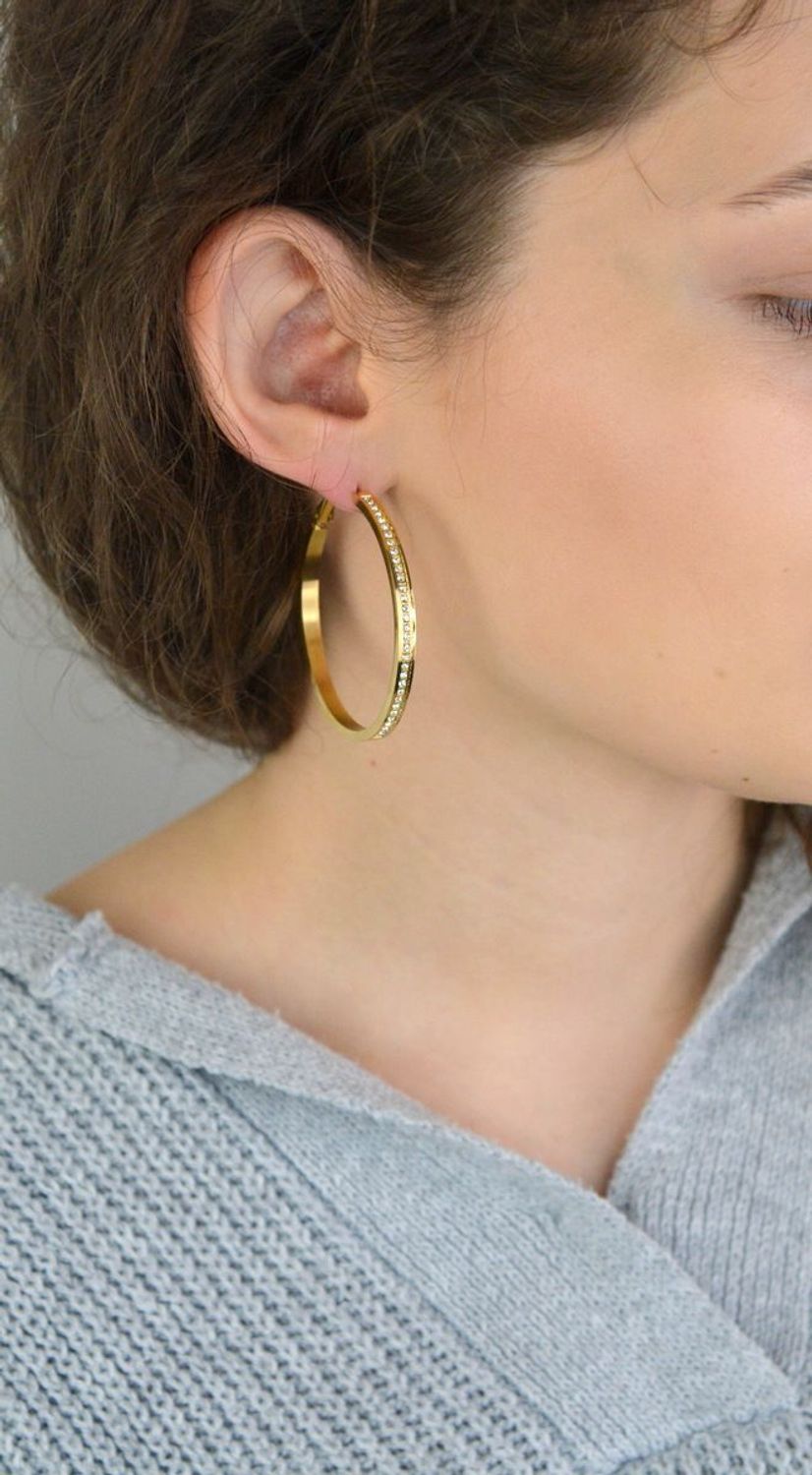 Kolczyki GUESS Color My Day JUBE02247JWYGTU – eleganckie złocone kolczyki koła z cyrkoniami. Wykonane ze stali szlachetnej, łączą modny design z trwałością i blaskiem. 1.jpg