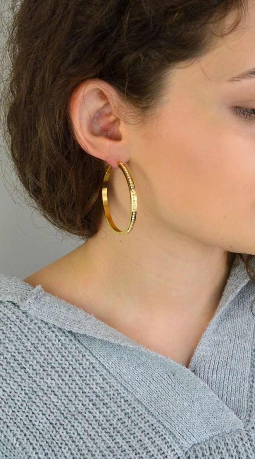 Kolczyki GUESS Color My Day JUBE02247JWYGTU – eleganckie złocone kolczyki koła z cyrkoniami. Wykonane ze stali szlachetnej, łączą modny design z trwałością i blaskiem. 1.jpg