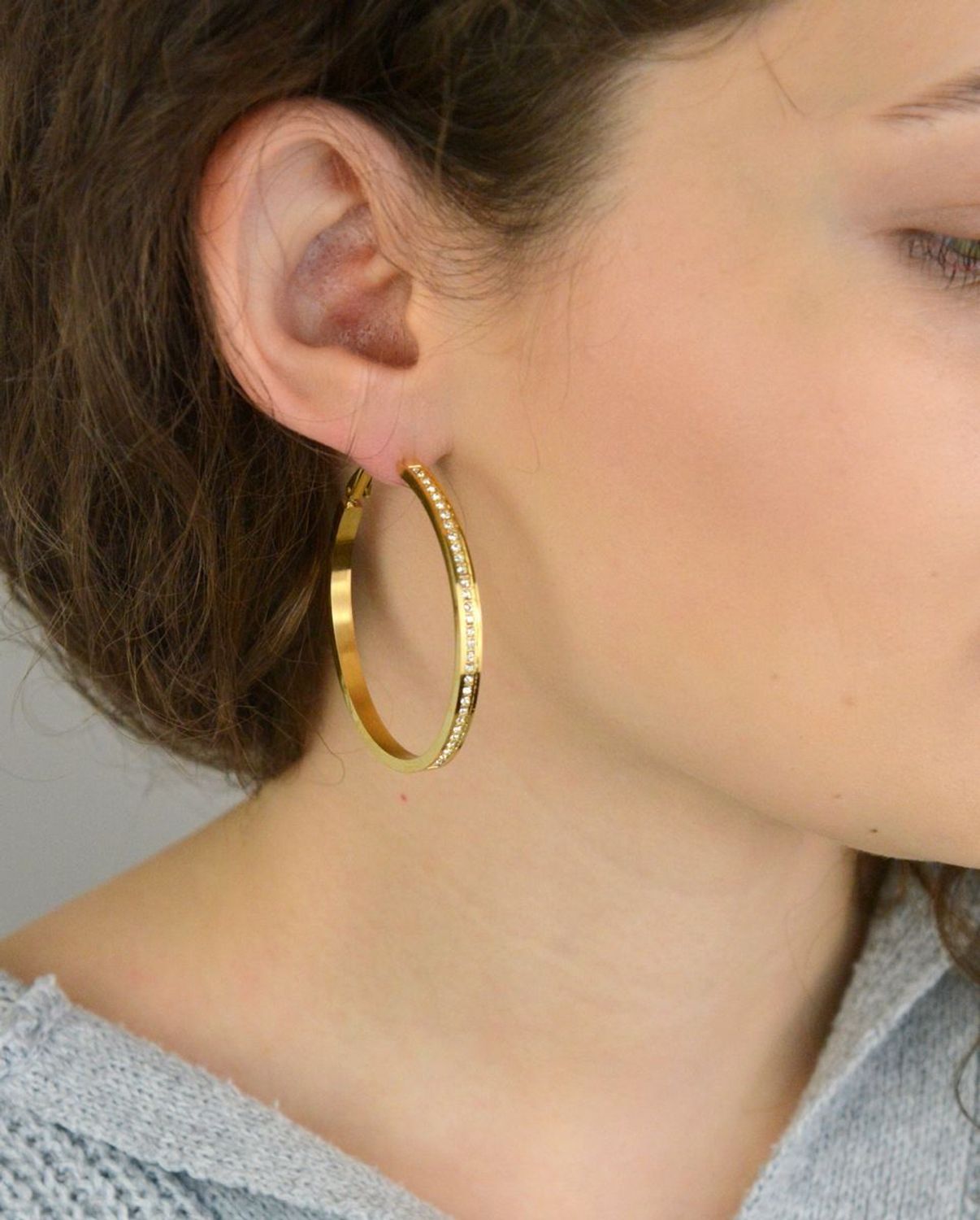 Kolczyki GUESS Color My Day JUBE02247JWYGTU – eleganckie złocone kolczyki koła z cyrkoniami. Wykonane ze stali szlachetnej, łączą modny design z trwałością i blaskiem. 1.jpg