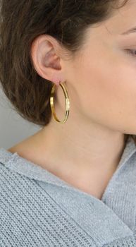 Kolczyki GUESS Color My Day JUBE02247JWYGTU – eleganckie złocone kolczyki koła z cyrkoniami. Wykonane ze stali szlachetnej, łączą modny design z trwałością i blaskiem. Idealne na prezent dla stylowej kobiety (2).JPG