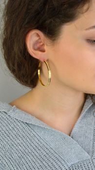 Kolczyki GUESS Color My Day JUBE02247JWYGTU – eleganckie złocone kolczyki koła z cyrkoniami. Wykonane ze stali szlachetnej, łączą modny design z trwałością i blaskiem. Idealne na prezent dla stylowej kobiety (3).JPG