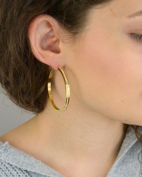 Kolczyki GUESS Color My Day JUBE02247JWYGTU – eleganckie złocone kolczyki koła z cyrkoniami. Wykonane ze stali szlachetnej, łączą modny design z trwałością i blaskiem. Idealne na prezent dla stylowej kobiety (4).JPG