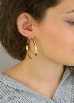 Kolczyki GUESS Color My Day JUBE02247JWYGTU – eleganckie złocone kolczyki koła z cyrkoniami. Wykonane ze stali szlachetnej, łączą modny design z trwałością i blaskiem. Idealne na prezent dla stylowej kobiety (5).JPG