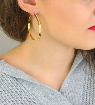 Kolczyki GUESS Color My Day JUBE02247JWYGTU – eleganckie złocone kolczyki koła z cyrkoniami. Wykonane ze stali szlachetnej, łączą modny design z trwałością i blaskiem. Idealne na prezent dla stylowej kobiety (6).JPG