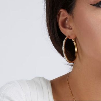 Kolczyki GUESS Color My Day JUBE02247JWYGTU – eleganckie złocone kolczyki koła z cyrkoniami. Wykonane ze stali szlachetnej, łączą modny design z trwałością i blaskiem. Idealne na prezent dla3.jpg