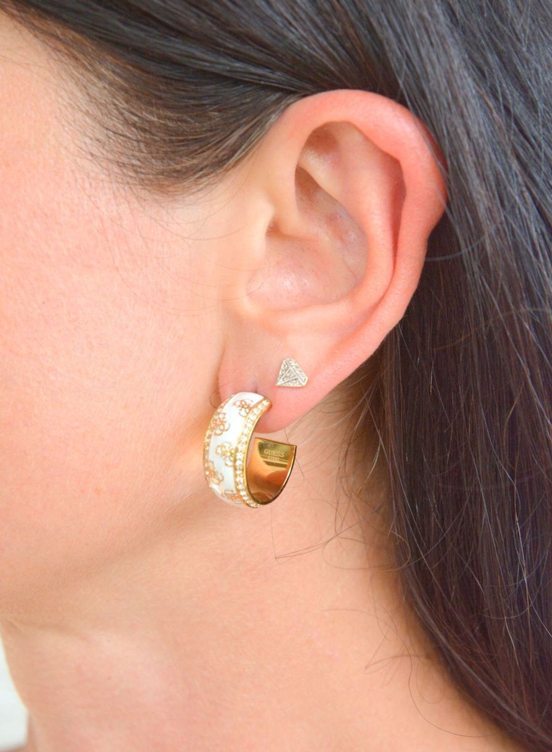 Złote kolczyki GUESS koła logo Guess cyrkonie i biała emalia JUBBE02278JWYGWHTU. Kolczyki damskie Gues.jpg